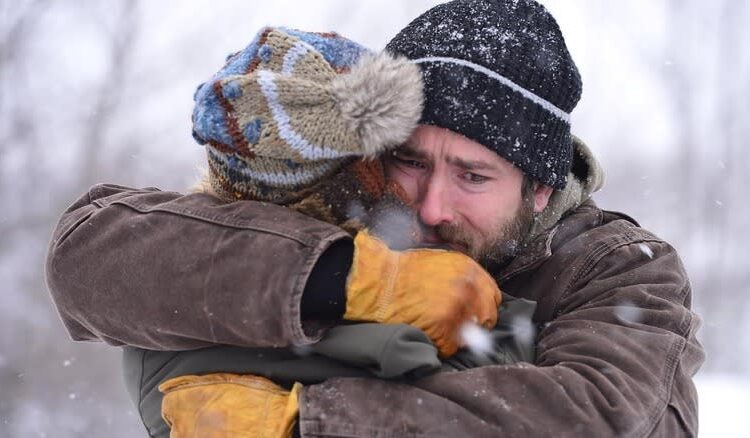 Ryan Reynolds as Matthew Lane hugs Alexia Fast as Cassandra Lane in The Captive