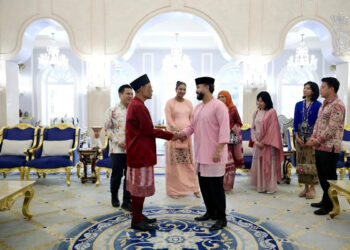 S’pore ministers visit Johor royal family Hari Raya Open House, discuss ways to enhance cooperation
