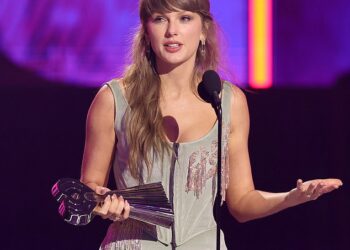 Taylor Swift, 36, gave a touching shout out to her fiancé Travis Kelce as she earned seven wins at the 2026 iHeartRadio Music Awards in Los Angeles on Thursday