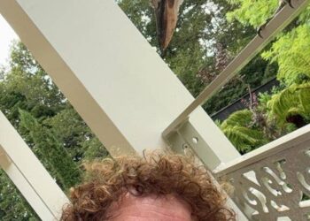Leo Sayer has a special visitors at his home in Australia