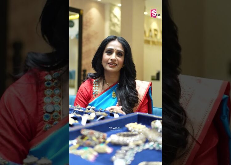 Vaarahi లో Actress Laya special appearance ✨#ActressLaya #VaarahiSilks #VaarahiJewellery #celebrity