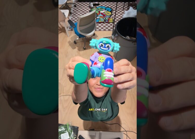 LARGE ARTTOY VS MINI SCALE MODEL #arttoy #scalemodel #artist