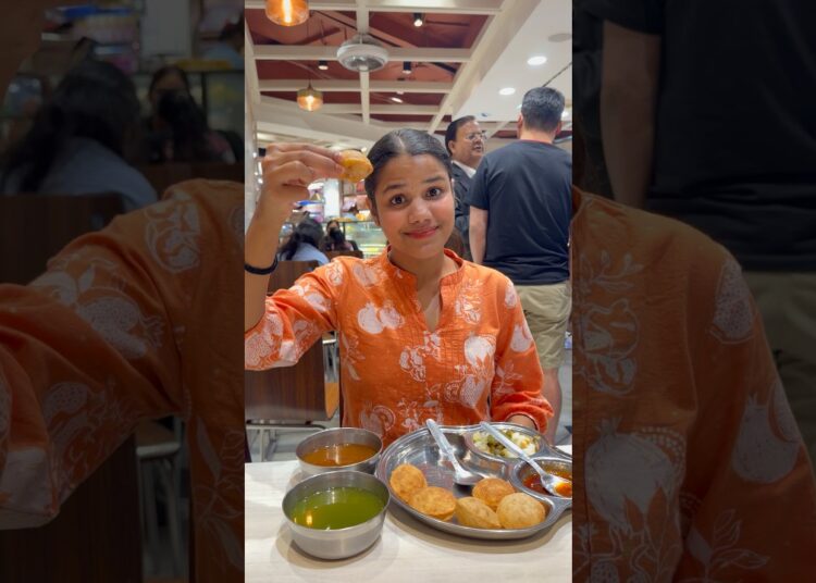 Tried CELEBRITY LOVED SPOTS IN Delhi 😱| Rating Every Celebrity Loved Street Food Stall #shorts