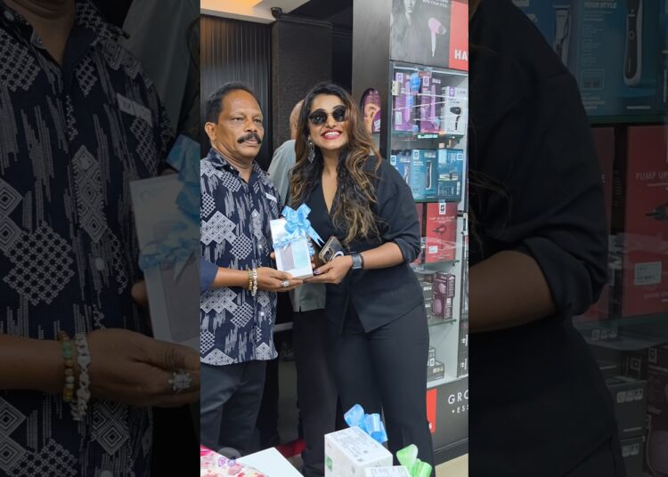 Oppo പുതിയ മോഡൽ ആദ്യത്തെ കസ്റ്റമർക്ക് കൊടുത്തു മീര 😍 #trending #celebrity #explore #shorts #viral