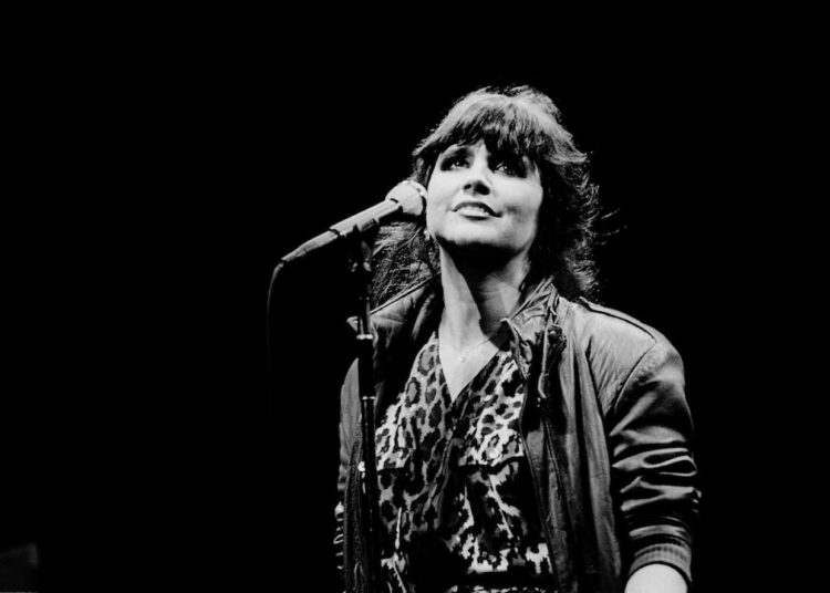 Singer Linda Ronstadt performs on stage at the Poplar Creek Music Theater in Hoffman Estates, Illinois in 1981. -