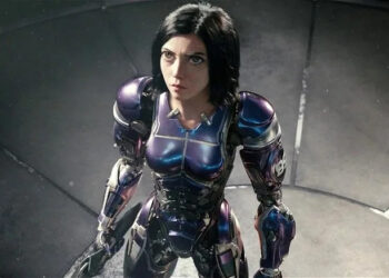 Alita standing in fighting area in "Alita: Battle Angel" (2019)