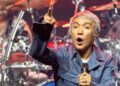 Arnel Pineda onstage