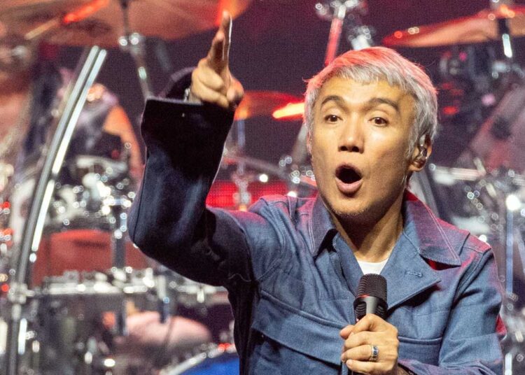 Arnel Pineda onstage