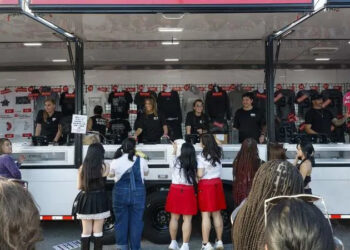 BTS fans sweat through long lines, show out in force for Tampa concert