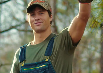 Built on values of craftsmanship and community, the Crown Royal and Realtree collaboration merges country style with everyday moments, from backyard hangouts and bonfire meet-ups to music festivals and city streets, encouraging everyone (21+) to Kickback with Crown.