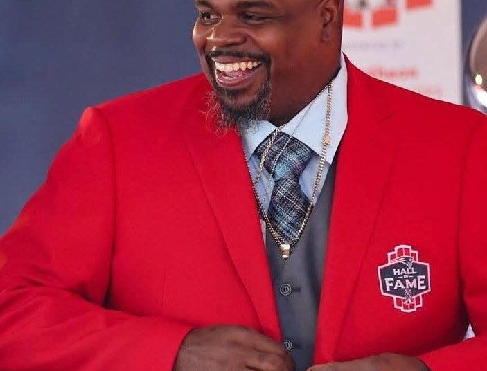 Vince Wilfork will headline One SouthCoast Chamber’s May 20 celebrity dinner after Adam Vinatieri withdrew due to a conflict.