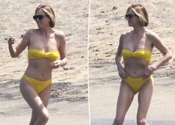 Charlize Theron rocks strapless bikini on Hawaii vacation