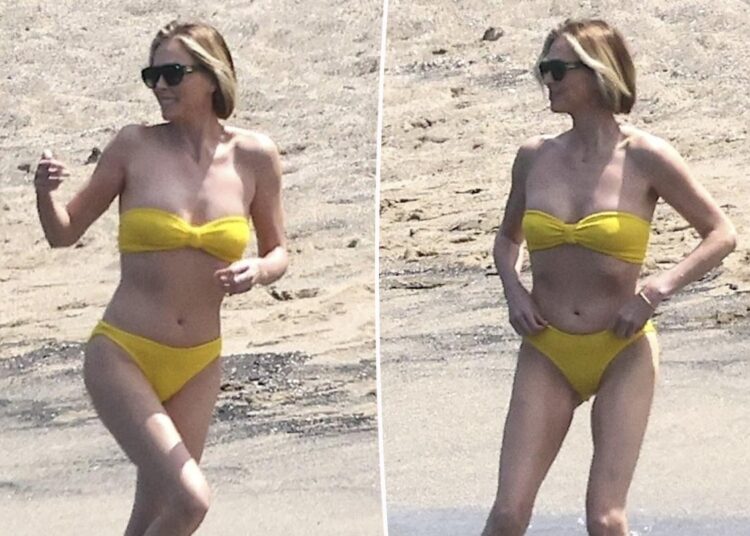 Charlize Theron rocks strapless bikini on Hawaii vacation