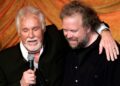 Kenny Rogers, left, presents the ASCAP Creative Achievement Award to songwriter Don Schlitz at the ASCAP Country Music Awards in Nashville, Tenn., Monday, Oct. 15, 2007. (AP File Photo/Mark Humphrey)