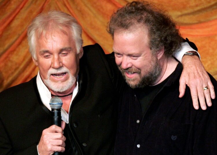 Kenny Rogers, left, presents the ASCAP Creative Achievement Award to songwriter Don Schlitz at the ASCAP Country Music Awards in Nashville, Tenn., Monday, Oct. 15, 2007. (AP File Photo/Mark Humphrey)