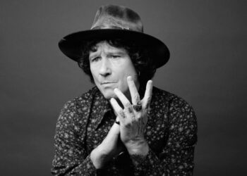 Enrique Bunbury Continues His Exploration of Roots Music in New Album
