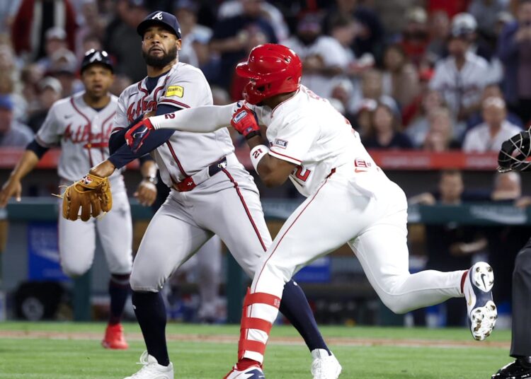 Apr 7, 2026; Anaheim, California, USA; A fight breaks out between Atlanta Braves pitcher Reynaldo López (40) and Los Angeles Angels right fielder Jorge Soler (12) during the fifth inning at Angel Stadium. Mandatory Credit: William Navarro-Imagn Images