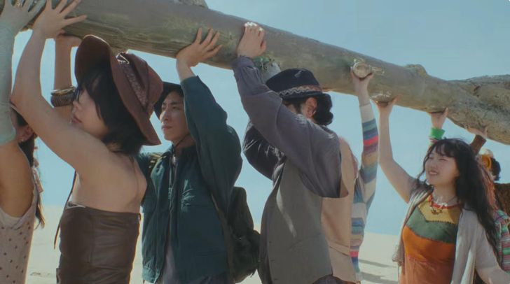 A scene from the music video for sibling duo AKMU’s new song “Joy, Sorrow, A Beautiful Heart.” Captured from AKMU’s YouTube channel