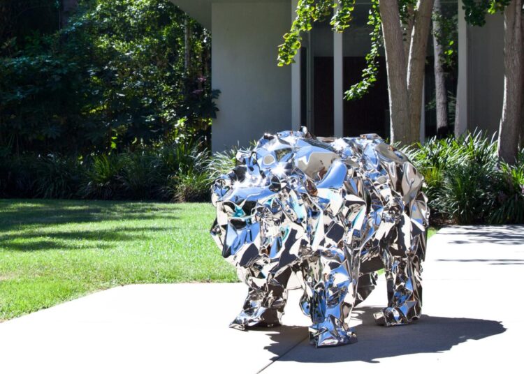 Frank Gehry, Bear with Us, 2014, 316L stainless steel
