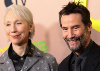 Keanu Reeves poses on red carpet after dodging question - Celebrity News - Entertainment