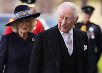 King Charles and Camilla ignore protestors as they attend major event | Royal | News