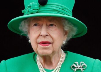 Late Queen 'couldn't bare to be alone when Prince Harry called' | Royal | News