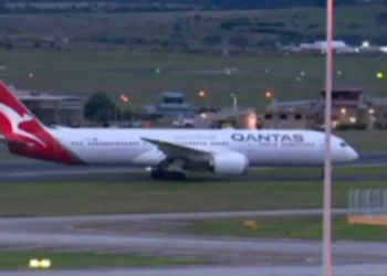 Meghan Markle and Prince Harry arrive in Melbourne on Qantas commercial flight, reportedly flying first class