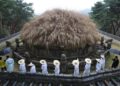 Visitors explore Donggureung, the largest of the royal tomb complexes and the burial site of King Taejo, founder of the Joseon Dynasty, in Guri, Gyeonggi Province, April 6. Yonhap