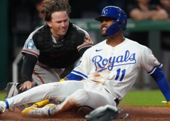 Orioles blow two leads, lose 6-5 to Royals on walk-off wild pitch
