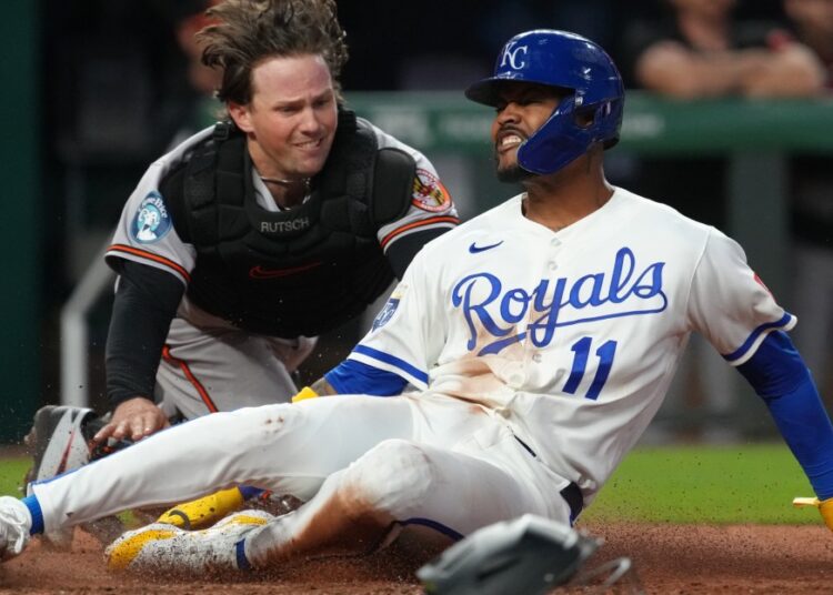Orioles blow two leads, lose 6-5 to Royals on walk-off wild pitch