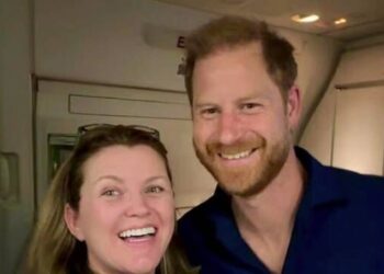 Prince Harry comforts grieving woman in tears on flight home after funeral | Royal | News