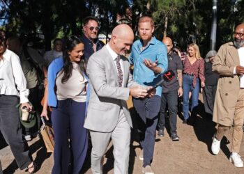 Prince Harry forced to step in to protect Meghan as they're 'ambushed' | Royal | News
