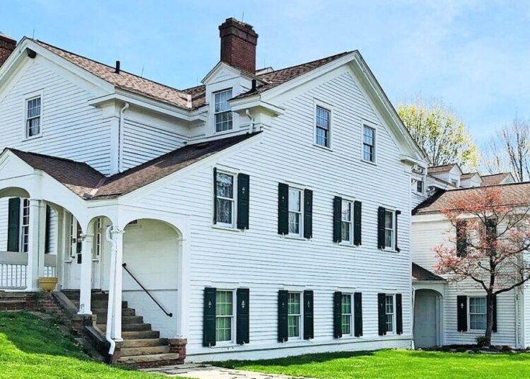 Quail Hollow 2026 music nights, manor tours and volunteer roles in Hartville