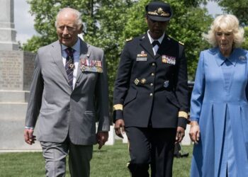 Queen Camilla swats swarm of flies at Arlington Cemetery - Celebrity News - Entertainment