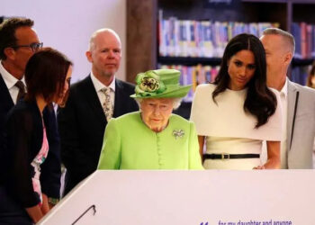 Queen Elizabeth II and Meghan Markle visit Chester Storyhouse in 2018. By: MEGA