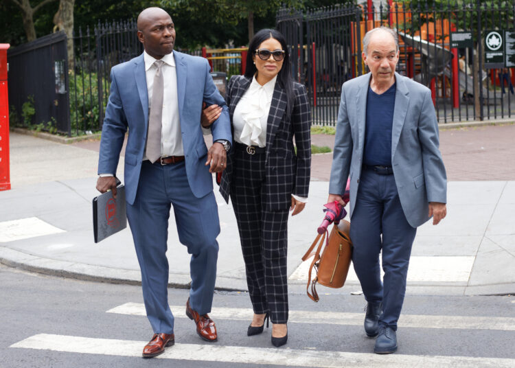 Jen Shah arriving at Daniel Patrick Moynihan United States Courthouse accompanied by two men.