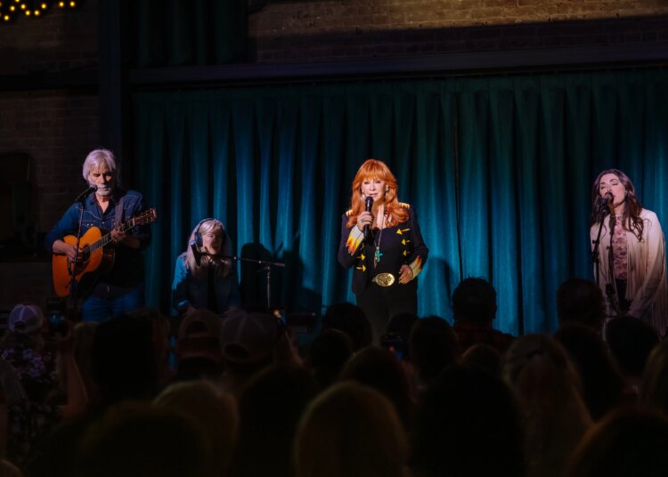 Reba McEntire performs new song 'One Night in Tulsa' at Oklahoma bar