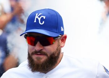 Royal bats shine on a dreary night, beat Minnesota 13-9