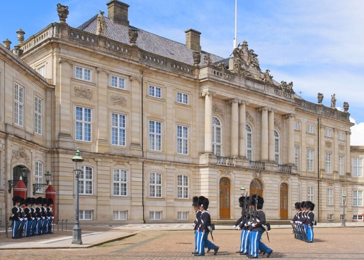 Royal family hit with heartbreak as Queen releases official statement