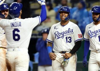 Royals split doubleheader with six-run sixth in the nightcap
