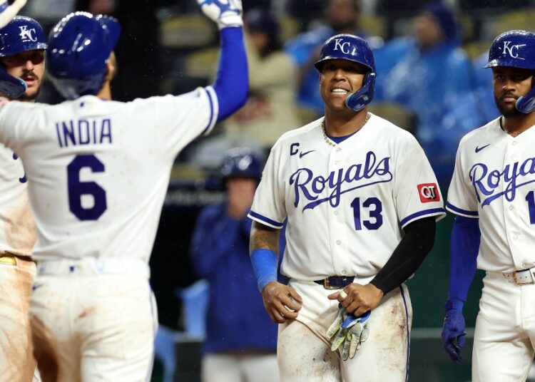 Royals split doubleheader with six-run sixth in the nightcap