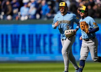 Sal Frelick leaves Brewers' second game against Royals with left side tightness