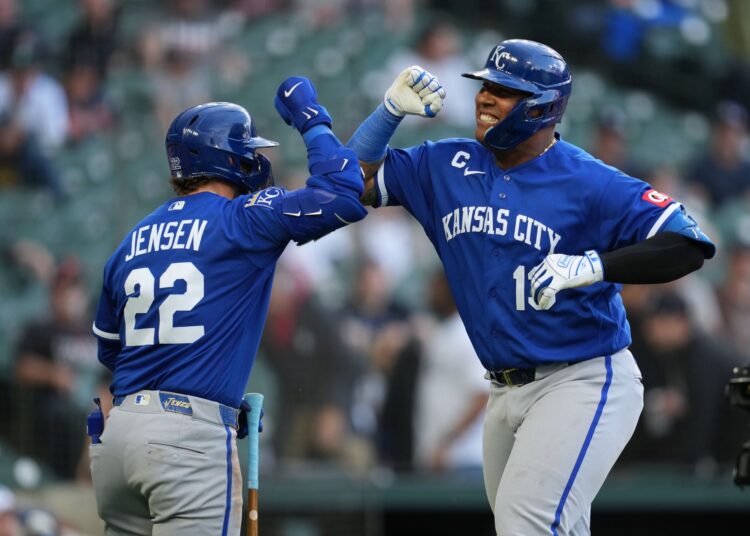 Salvador Perez back in Royals lineup after first day off of the season