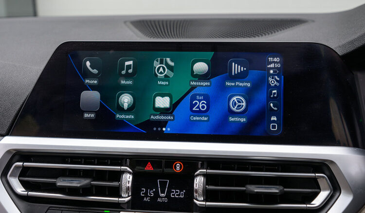 Transparent CarPlay UI in iOS 26.