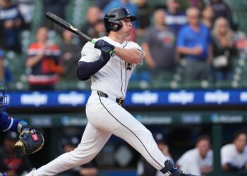Tigers extend win streak to 6 by rallying in 9th for rain-delayed 10-9 victory over Royals