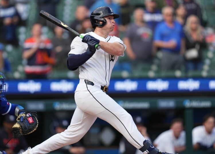 Tigers extend win streak to 6 by rallying in 9th for rain-delayed 10-9 victory over Royals