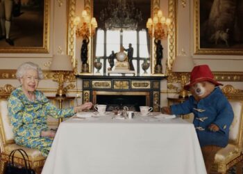 Watch Queen Elizabeth's iconic sketch with Paddington Bear | Royal | News