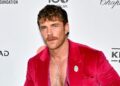 Zane Phillips shows off his juicy muscles on 'The Comeback'
