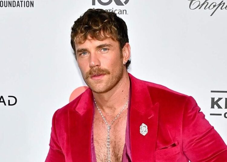 Zane Phillips shows off his juicy muscles on 'The Comeback'