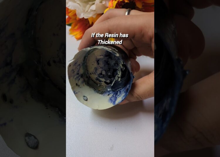 How to pour thick resin? #diy #resin #resinart #art #craft #artist #yt #shorts #artisticansha